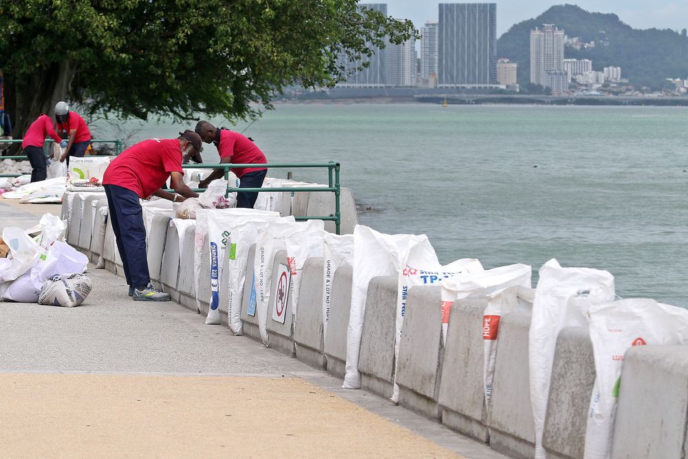 槟岛市厅应对大涨潮 旧关仔角海堤填500沙袋